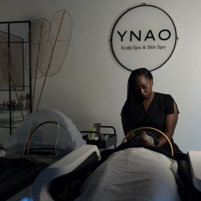 Femme en train de préparer un soin relaxant dans un spa moderne.