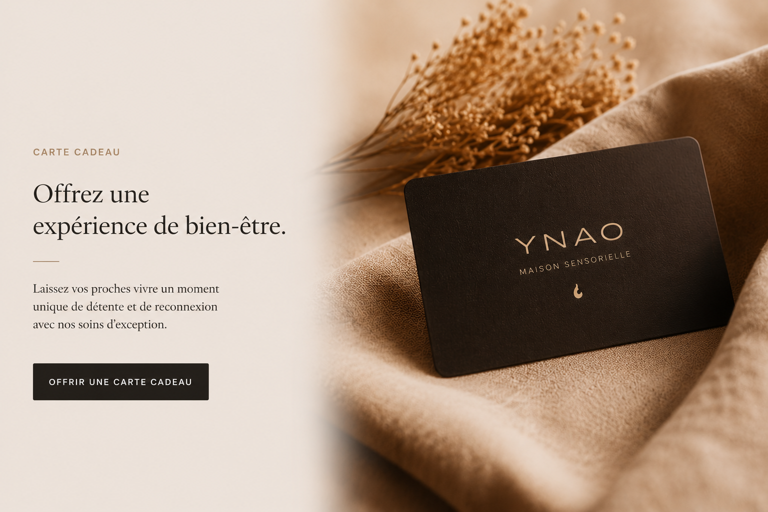 Femme relaxée, entourée de plantes, recevant un soin de bien-être.
