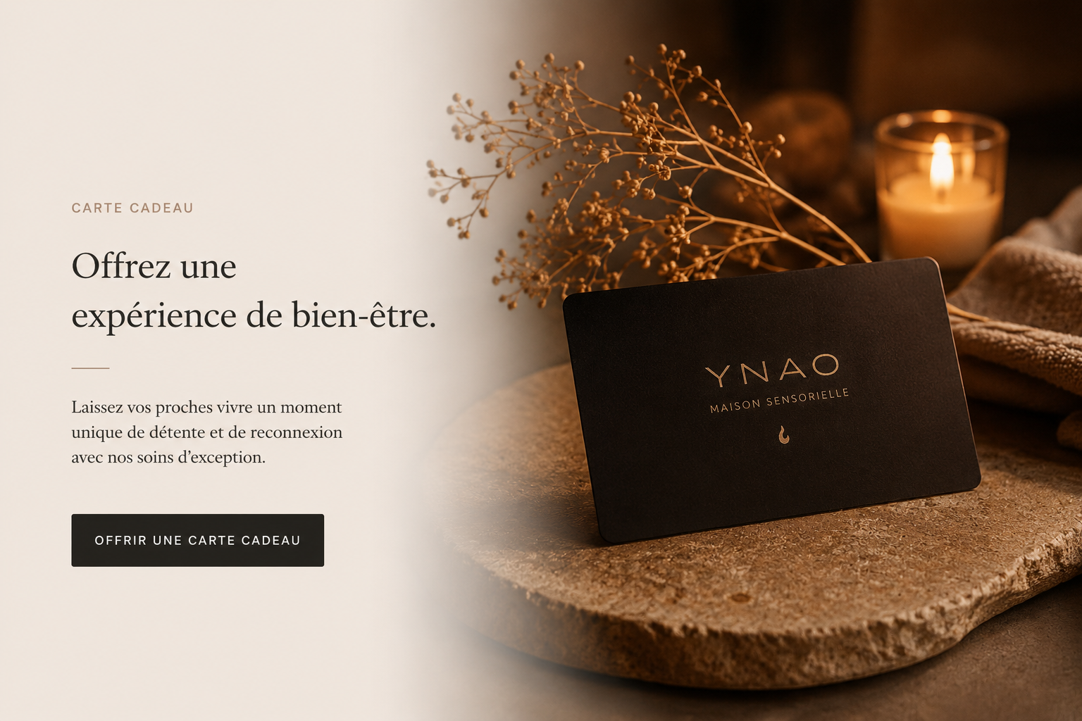 Femme relaxée, entourée de plantes, recevant un soin de bien-être.